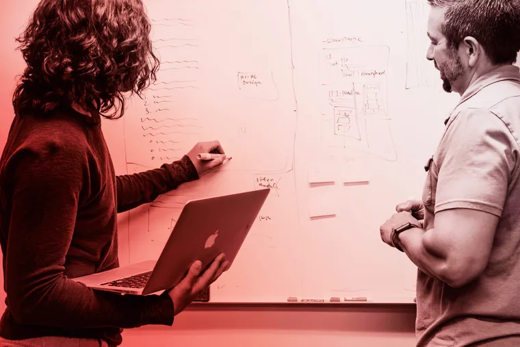 Equipo de OpenTiendas trabajando en el diseño de una tienda online