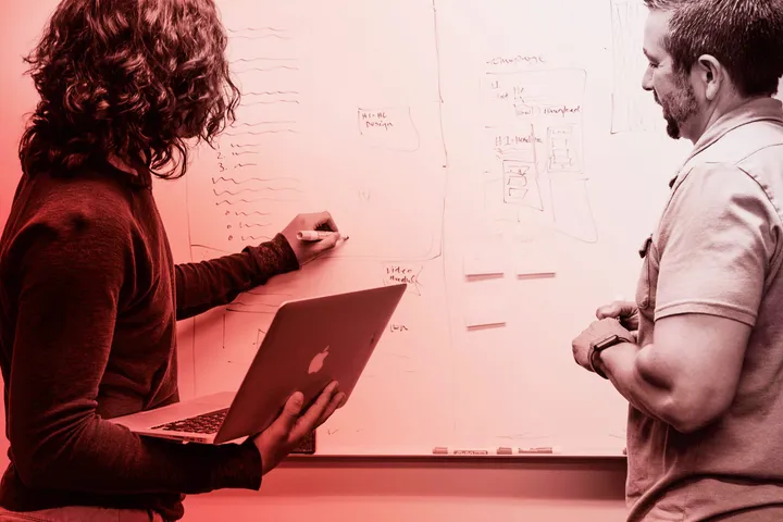 Equipo de OpenTiendas trabajando en el diseño de una tienda online