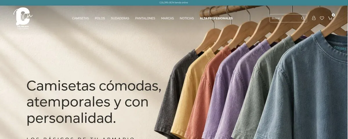 Home de la tienda online de COLORS-BCN con una percha de camisetas de colores y el lema 'Camisetas cómodas, atemporales y con personalidad'