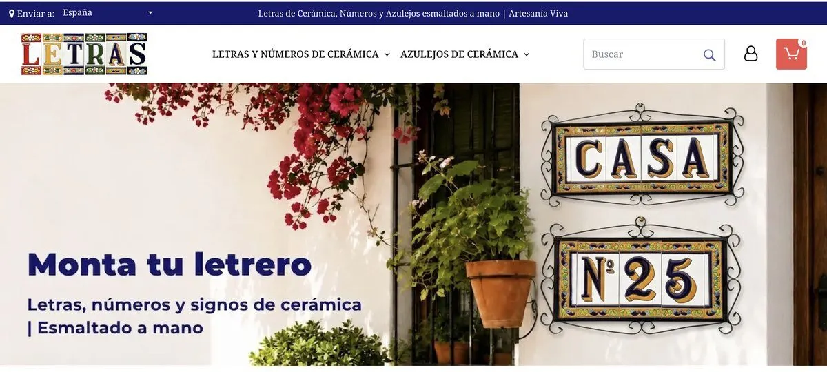 Home de Letras de Cerámica con rótulos de azulejos pintados a mano sobre una fachada encalada